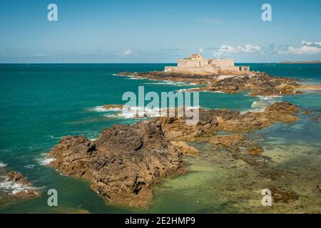 Forte fortezza nazionale a Saint-Malo, sull'isola di marea Petit Be, Francia, con clima ventoso e bassa marea. Forte è stato costruito nel 17 ° secolo per proteggere la città. Foto Stock