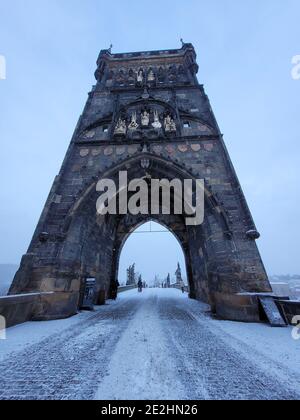Ponte Carlo coperto di neve a Prauge, Repubblica Ceca Foto Stock