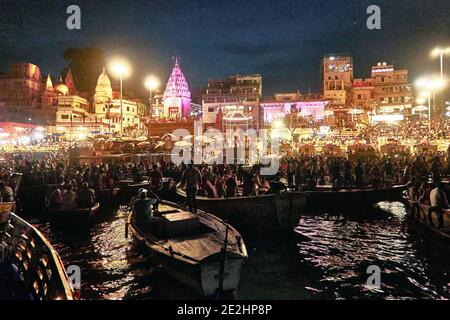 Varanasi (ex-Bénares), Uttar Pradesh, India. Ogni sera una folla di pellegrini e curiosi si radunano sui gradini ma anche sulle barche da seguire Foto Stock