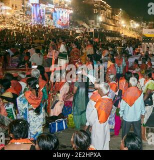 Varanasi (ex-Bénares), Uttar Pradesh, India. Ogni sera una folla di pellegrini e curiosi si radunano sui gradini ma anche sulle barche da seguire Foto Stock