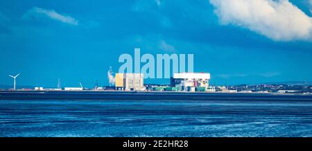 La stazione di Heysham Power si vede da Fleetwood attraverso la baia di Morecambe Foto Stock