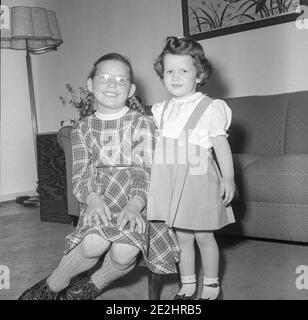 Due ragazze , tedesco e americano posa per la macchina fotografica, 1950. Germania Foto Stock