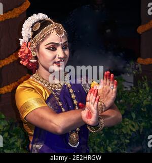 Varanasi (ex-Bénares), Uttar Pradesh, India. Oggi, bharata natyam è diventato uno degli otto danze classiche dell'India, e certamente il più famou Foto Stock