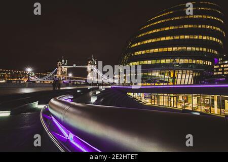 Tower Bridge, The Scoop e il Municipio Foto Stock