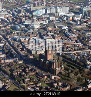 Vista aerea della Cattedrale di Liverpool e della Cattedrale Metropolitana di Liverpool sullo sfondo, Merseyside Foto Stock