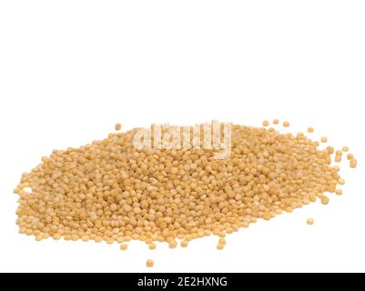 Couscous organico secco grezzo su sfondo bianco Foto Stock