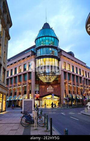 Facciata moderna illuminata del centro commerciale 'Schadow-Arkaden' nel centro di Düsseldorf in un pomeriggio invernale. Il centro commerciale è stato costruito nel 1994. Foto Stock