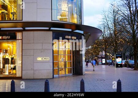 Königsallee in un pomeriggio invernale con le luci di Natale tra gli alberi. E' uno dei piu' popolari viali per lo shopping di lusso della Germania. Foto Stock