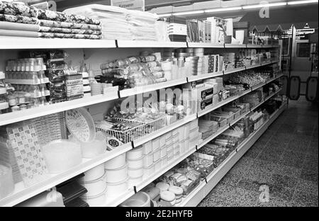 15 novembre 1985, Sassonia, Eilenburg: Nell'autunno 1985 è stato consegnato un nuovo centro commerciale nella nuova area edile di Eilenburg Est. Data esatta della registrazione non nota. Foto: Volkmar Heinz/dpa-Zentralbild/ZB Foto Stock