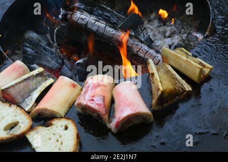 Meatopia a Tobacco Dock a Londra. Midollo osseo arrosto al barbecue Foto Stock