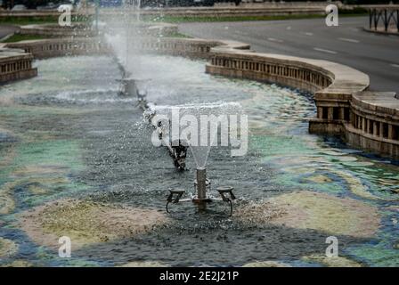 Piata Unirii Fountains e la Casa della gente sullo sfondo - Bucarest paesaggio urbano a Bucarest, Romania 2015 settembre - traffico stradale Foto Stock