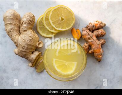 Vista dall'alto di un bicchiere di limone caldo e tè curcuma allo zenzero, un sistema immunitario sano e naturale che rafforza il rimedio freddo Foto Stock