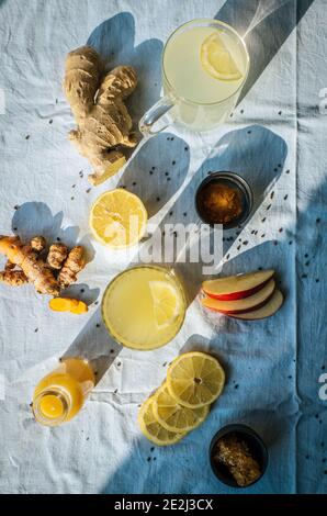 Varie bevande di agrumi immunostimolanti con mele, zenzero e curcuma Foto Stock