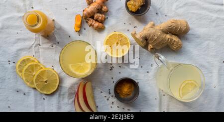 Varie bevande di agrumi immunostimolanti con mele, zenzero e curcuma Foto Stock