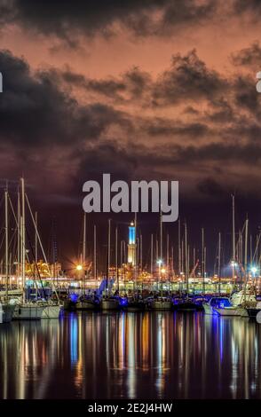 Notte illuminata dal faro di Genova Foto Stock