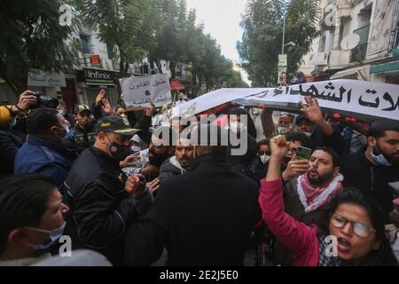 Feriti e famiglie di rivoluzione i martiri protestano contro il governo perché la lista non pubblicata dei feriti e dei martiri della rivoluzione il 14 gennaio 2021 a Tunisi, in Tunisia. Il governo tunisino ha annunciato il 12 gennaio 2021 una serie di nuove misure sanitarie, guidato dal Lockdown per un periodo di quattro giorni inizia il decimo anniversario della rivoluzione gennaio 14, nonostante l'inefficacia di questa decisione. (Foto di Mohamed KRIT/ SIPA USA) Foto Stock