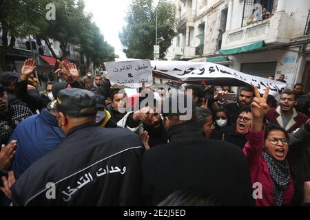 Feriti e famiglie di rivoluzione i martiri protestano contro il governo perché la lista non pubblicata dei feriti e dei martiri della rivoluzione il 14 gennaio 2021 a Tunisi, in Tunisia. Il governo tunisino ha annunciato il 12 gennaio 2021 una serie di nuove misure sanitarie, guidato dal Lockdown per un periodo di quattro giorni inizia il decimo anniversario della rivoluzione gennaio 14, nonostante l'inefficacia di questa decisione. (Foto di Mohamed KRIT/ SIPA USA) Foto Stock