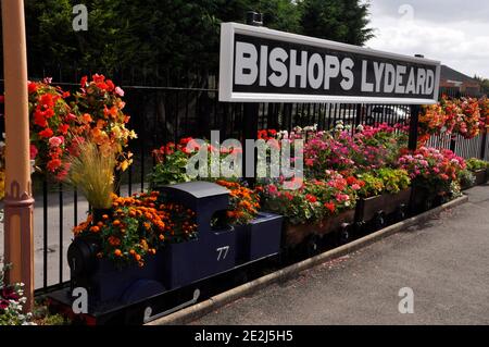 Colorata mostra di fiori estivi in un treno modello sulla stazione Bishops Lydiard sulla ferrovia a vapore del Somerset Ovest. Somerset.UK Foto Stock