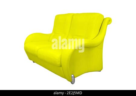 Questo elegante divano da ufficio giallo realizzato in pelle traforata per due persone è isolato su uno sfondo bianco. Foto Stock