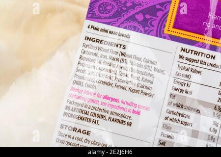 Primo piano di ingredienti alimentari su involucro di plastica di ASDA mini pane nan piano. Avvertenza sulle allergie alimentari sulla confezione di plastica. Foto Stock