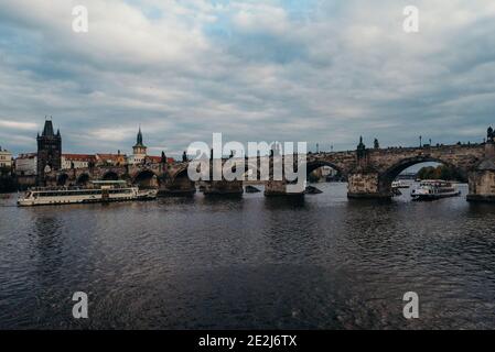 Praga, Repubblica Ceca - 15 settembre 2015: Fiume Moldava a Praga. Karluv Most o Ponte Carlo Foto Stock