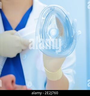 Infermiere che fornisce al paziente una maschera respiratoria. Foto Stock