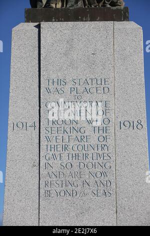 Troon, Ayrshire, Scozia, UK .Remembrance Day parata, iscrizione sul memoriale di guerra Foto Stock