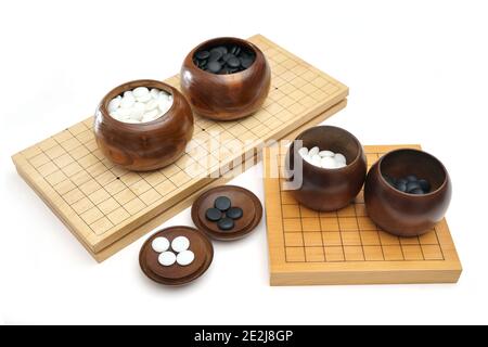 Goban, Baduk, Weiqi o Maklom - gioco da tavolo di strategia asiatica tradizionale. Pietra bianca e nera del gioco da tavolo cinese Foto Stock