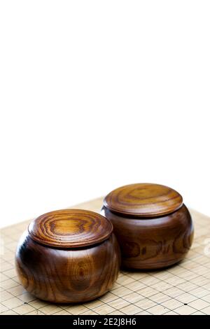 Goban, Baduk, Weiqi o Maklom - gioco da tavolo di strategia asiatica tradizionale. Pietra bianca e nera del gioco da tavolo cinese Foto Stock