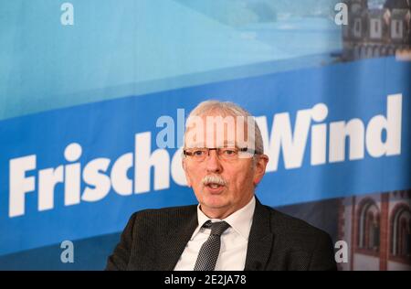 Magonza, Germania. 14 gennaio 2021. Michael Frisch (AFD), top candidate per le elezioni statali, siede in studio durante un live streaming. I partiti avviano le loro campagne per le elezioni statali. L'elezione del 18° parlamento statale della Renania-Palatinato è prevista per il 14 marzo 2021. Credit: Andreas Arnold/dpa/Alamy Live News Foto Stock