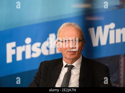 Magonza, Germania. 14 gennaio 2021. Michael Frisch (AFD), top candidate per le elezioni statali, siede in studio durante un live streaming. I partiti avviano le loro campagne per le elezioni statali. L'elezione del 18° parlamento statale della Renania-Palatinato è prevista per il 14 marzo 2021. Credit: Andreas Arnold/dpa/Alamy Live News Foto Stock