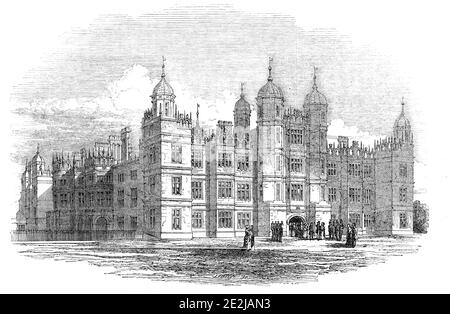 Burghley House - fronte nord, 1844. Vista di Burghley, vicino a Stamford, Lincolnshire. La casa fu costruita nel XVI secolo per William Cecil, Lord Burghley, Lord High Treasurer della Regina Elisabetta I. il parco circostante fu realizzato da Capability Brown negli anni 1770 e 1780. Da "Illustrated London News", 1844, Vol V. Foto Stock