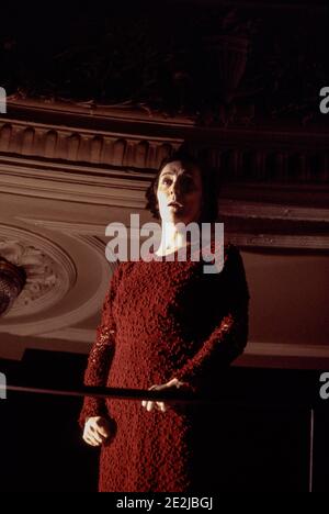 Fiona Shaw (maggio) in PIEDI di Samuel Beckett al Garrick Theatre, Londra WC2 15/03/1994 design: Hildegard Bechtler illuminazione: Jean Kalman regista: Deborah Warner Foto Stock