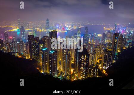 Lo skyline di Hong Kong di notte visto da Victoria Picco Foto Stock