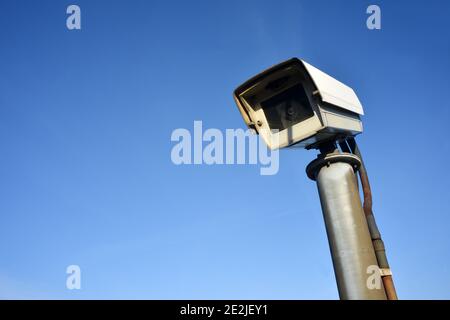 Telecamera di sorveglianza in cielo blu all'aperto Foto Stock