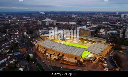 Una vista aerea di Molineux, lo stadio di casa di Wolverhampton Wanderers Foto Stock