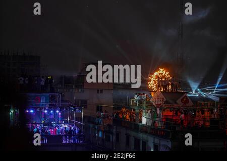 Dhaka, Dhaka, Bangladesh. 14 gennaio 2021. Il popolo del Bangladesh ha allestito luci da festa e si esibito sul tetto per celebrare Shakrain durante il festival Shakrain o il festival Kite a Dhaka il 14 gennaio 2021. Shakrain Festival è una celebrazione annuale a Dhaka, Bangladesh, osservato con il volo di aquiloni. Si verifica alla fine di Poush, il nono mese del calendario bengalese. Questa giornata è conosciuta come Poush Sangkranti. Shakrain Festival è uno dei più antichi festival annuali del Bangladesh. Credit: Zabed Hasnain Chowdhury/ZUMA Wire/Alamy Live News Foto Stock