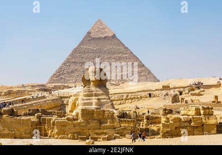 L'iconica scultura monumentale, la Grande Sfinge di Giza con la Piramide di Khafre (Chefren) dietro, l'altopiano di Giza, il Cairo, Egitto Foto Stock