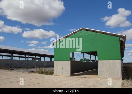 Magazzino Hangar. Costruzione di hangar da un telaio metallico e moderno materiale da parete da pannelli sandwich. Edifici prefabbricati da telaio e padella Foto Stock