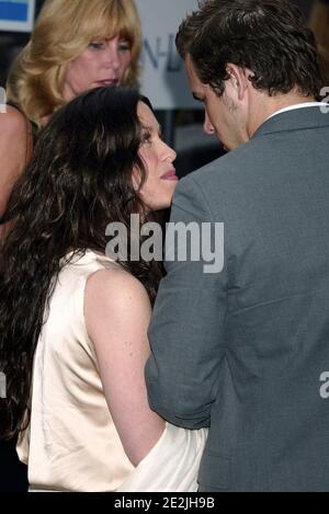 Alanis Morissette e Ryan Reynolds partecipano al Tribeca Film Festival prima di 'The in-laws' al Tribeca Performing Arts Center di New York il 10 maggio 2003. Foto: Henry McGee/MediaPunch Foto Stock