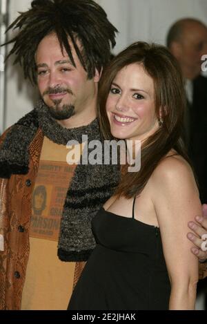 Adam Duritz e Mary-Louise Parker arriveranno alla prima di 'Angels in America' al Teatro Ziegfeld di New York il 4 novembre 2003. Foto: Henry McGee/MediaPunch Foto Stock