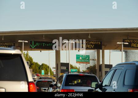 Giorno caldo, onde di aria calda sopra le automobili calde. Automobili in attesa al confine tra il Canada e gli Stati Uniti. Foto Stock