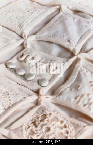 1980 Antico motivo della finestra della Cattedrale fatto a mano Wedding Quilt, Stati Uniti Foto Stock