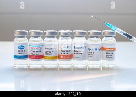 Calgary, Alberta, Canada. 14 gennaio 2021. Una siringa per iniezione e diversi flaconi flaconi flaconi di vaccino di immunizzazione con covid-19 con i vaccini più popolari Foto Stock