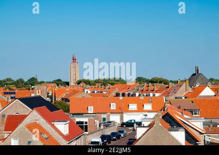 Westkapelle, Paesi Bassi, agosto 2019. Il faro ricavato dai resti della torre della chiesa si erge contro lo skyline della città. Foto Stock
