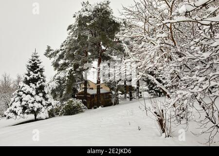 Coprendo la casa colonica, neve profonda dopo una nevicata di giorno sulla brughiera in Nidderdale. Foto Stock
