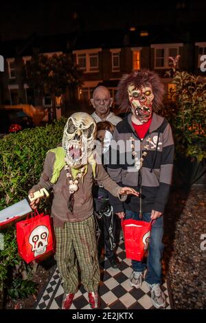 Halloween, bambini vestiti in costume per 'Trick or Treat' intorno alle case del quartiere, Londra, Inghilterra, Regno Unito Foto Stock