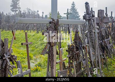 Collina delle croci, sito di pellegrinaggio cattolico vicino alla città Siauliai nel nord della Lituania Foto Stock