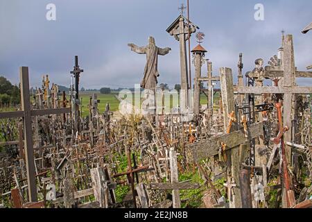 Collina delle croci, sito di pellegrinaggio cattolico vicino alla città Siauliai nel nord della Lituania Foto Stock