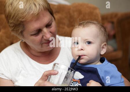 Il bimbo sta bevendo frullato in un caffè Foto Stock